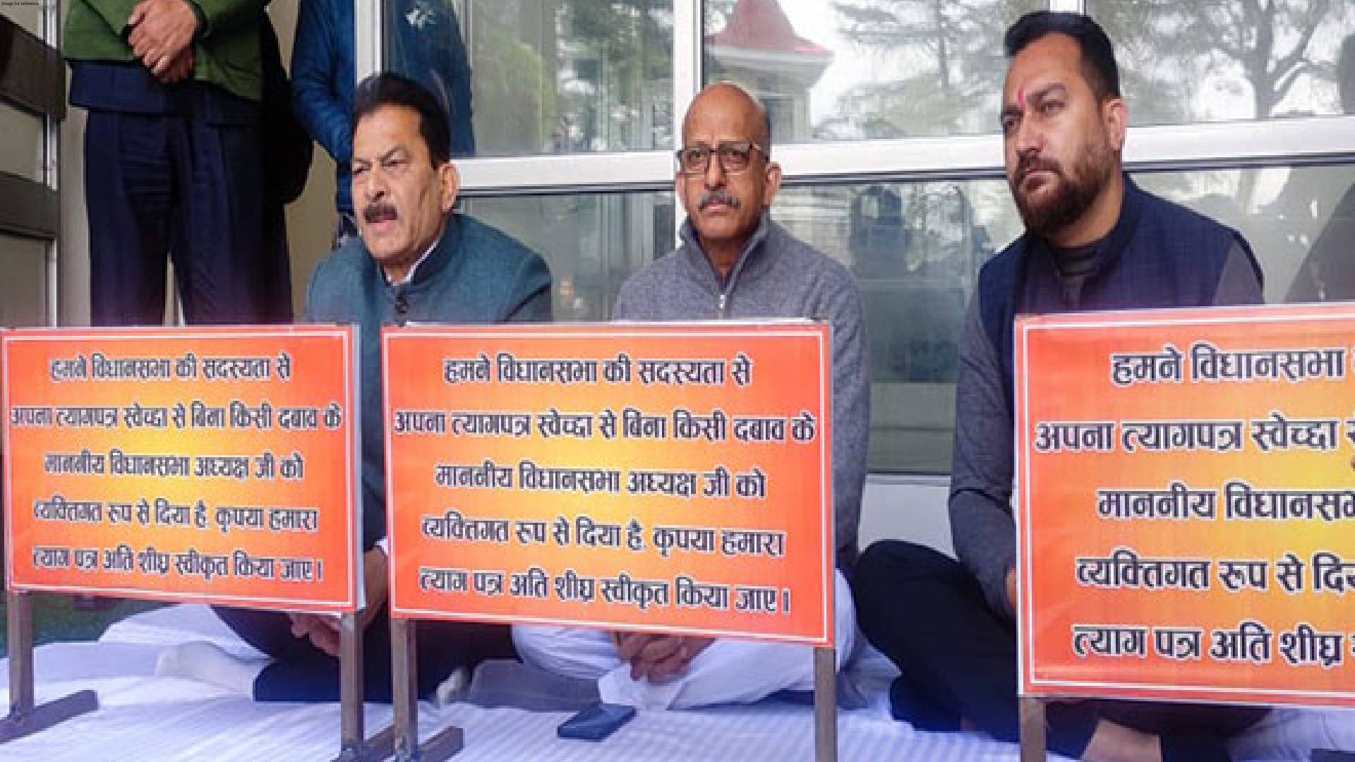 Himachal: 3 independent MLAs hold protest, demand that Speaker accept their resignations